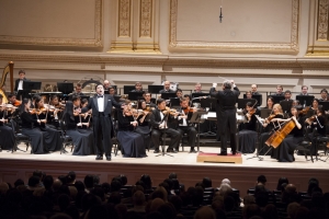 Tenor Tian Ge zingt 'Hope of Returning Home,' gedirigeerd door Milen Nachev.