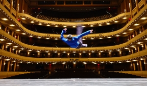 Danser Felix Sun van Shen Yun New York Company maakte indruk op ons toen hij midden in de lucht stopte.