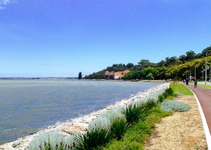 Fietsen langs de rivier. (foto door danser Songtao Feng)