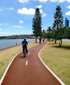 Fietsen langs de rivier. (foto door danser Songtao Feng)