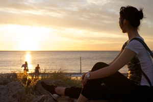 Danseres Stephanie Guo geniet van de West Australische zonsondergang. (foto door danser Chunko Chang)