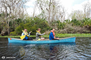 In de jungle van Orlando, Florida, maken klarinettist Yevgeniy Reznik, geluidsingenieur Jacob Wallenber, en bassist Juraj Kukan van Shen Yun New York Company een ritje van drie uur. (foto door musicus Wesley Zhou)