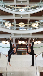 En in Orlando poseren danseressen Michelle Lian en Kathy Wu op de trappen van het Alexis & Jim Pugh Theater, dat zich ook bevindt in het Dr. Phillips Center for the Performing Arts, waar Shen Yun New York Company heeft opgetreden. (foto door danseres Nancy Wang)