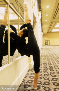 Danseres Angelina Liu van Shen Yun International Company doet een warming up voordat ze een veeleisende flexibiliteitsoefening gaat doen in Louisville, Kentucky. (foto door danseres Diana Tang)