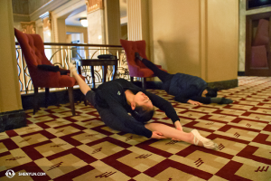 Danseressen Angelina Liu en Chelsea Cai laten stretchen eruit zien als slapen. Letterlijk. (foto door Annie Li)