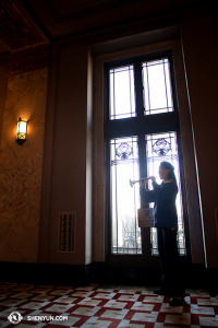 Suona speelster Maria Han oefent vooraf aan een voorstelling in het Peabody Opera House in St Louis. (foto door Annie Li)