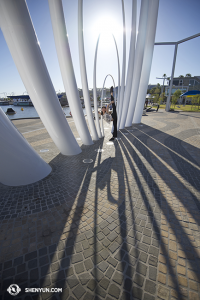 Intussen in Perth, Australië... bootst danseres Fadu Chen de vormen van de schaduwen bij de haven na. (foto door danseres Stephanie Guo)