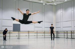 Hoofddanser Steve Wang warmt zich op, terwijl Shen Yun New York Company zeven voorstellingen geeft in het Kennedy Center Opera House. (foto door danser Kenji Kobayashi)