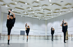 Dansers van New York Company bereiden zich voor op een voorstelling in Washington, DC’s Kennedy Center.  (foto door danser Kenji Kobayashi)