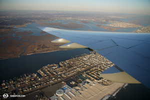 En Shen Yun International Company gaat naar Europa! De foto is een aantal minuten na het vertrek van New York’s JFK Airport genomen. (foto door filmoperateur Annie Li)