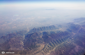 Shen Yun Touring Company vertrekt naar Mexico. De foto is genomen in een Boeing 737-800 voor de uiteindelijke afdaling naar Mexico City. (foto door musicus Steven Song).