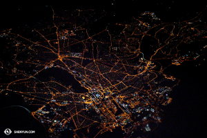 Deze foto is rond 2 uur 's nachts genomen ergens boven Engeland... (foto door filmoperateur Annie Li)