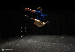 Apenkoning Jim Chen warmt zich op voor een voorstelling in Genève's Bâtiment des Forces Motrices op 25 februari. (foto door Jacky Pun).