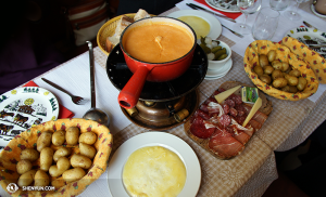 En hoe kan je je eerste dag in Zwitserland doorbrengen zonder een fondue geproefd te hebben? (foto door filmoperateur Annie Li)