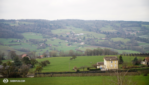 Eenmaal aangekomen in Europa ging het gezelschap via het mooie Franse platteland door  naar Zwitserland. (foto door filmoperateur Annie Li)