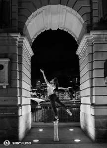 Volgende stop - Brisbane, Australië, waar danseres Stephanie Guo bij de rivier poseert. (foto door danseres Lily Wang)
