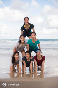 Van Brisbane gingen ze naar Gold Coast. Het strand, een van de mooiste van de wereld, is altijd een lang verwacht hoogtepunt van de Azië-Pacific tour. De dag aan het strand correspondeert met het middenpunt van de tour voor Shen Yun World Company - nog 60 shows te gaan! (foto door danseres Stephanie Guo)