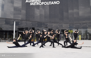 De mannelijke dansers van Shen Yun Touring Company voor het Metropolitan Auditorium in Puebla, Mexico. (foto door danser Pierre Huang)