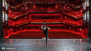 Down Under, Shen Yun World Company hield hun voorstellingen in het State Theatre in Melbourne. Danser Joe Huang.