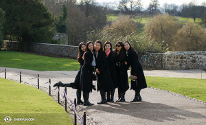 Vanaf links: Danseressen Linjie Huang, Diana Teng, Daoyong Zheng, Miranda Zhou-Galati, Olivia Chang en Connie Kuang genoten van hun tijd in het prachtige Leeds Kasteel. (foto door filmoperateur Annie Li)