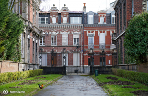En tijdens het reizen door Noord Frankrijk vonden ze in Roubaix gebouwen in Flemish-stijl. En een haan. (foto door filmoperateur Annie Li)