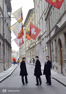 Ondertussen, in Europa, heeft Shen Yun International Company een vrije dag in Genève. (foto door Ziyuan Fu)