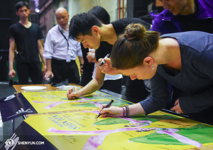Voordat ze Melbourne gingen verlaten, signeerden artiesten twee posters als souvenirs. (foto door danser Ben Chen)