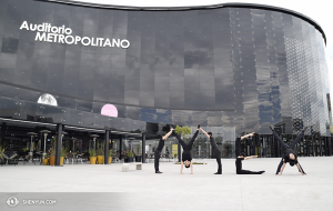 Kun je zien dat deze dansers het spannend vinden om te reizen? Hier zijn ze voor het  Metropolitan Auditorium, Sirio Street op de hoek van Pléyades in Puebla, Mexico. (foto door danser Pierre Huang)
