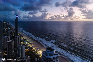 Terwijl ze nog steeds Down Under zijn en optreden aan de prachtige Gold Coast, maakten leden van Shen Yun World Company deze foto van een nieuwe dag vanaf de 63ste verdieping van het hotel. (foto door danseres Lily Wang)