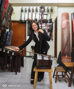 En Shen Yun World Company arriveerde in Taiwan na zes weken in Down Under geweest te zijn. Erhu soliste Linda Wang nam van de gelegenheid gebruik om een bass erhu uit te proberen in een Chinese muziekwinkel in Taipei. (foto door suona speelster Stella Yu)