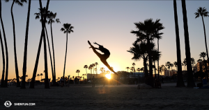 Hoofddanseres Angelia Wang buiten het Long Beach’s Terrace Theater. (foto door danseres Nancy Wang)