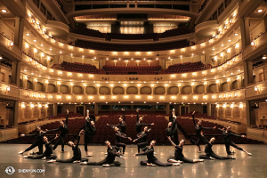Meisjes willen gewoon plezier hebben - Shen Yun Touring Company in Fort Worth Bass Performing Hall in Texas. (foto door Tim Wu)