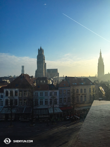 Ondertussen, in Europa, trad Shen Yun International Company op in het schilderachtige Brugge in België. (foto door filmoperateur Annie Li)
