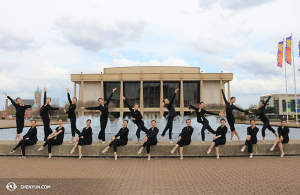 De danseressen van Shen Yun Touring Company vinden het fijn om samen Pasen te vieren in Chrysler Hall, Norfolk, Virginia, 27 maart. (foto door danseres Helen Li)