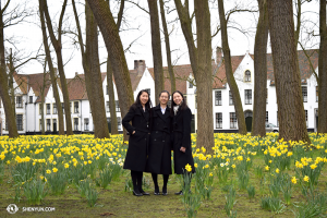 Danseressen Yi-Qian Shi, Chunqiao Cai en Connie Kuang genieten van het frisse bloemenveld in het oude stadje Brugge. (foto door danseres Diana Teng)