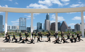 Tijdens de laatste dag van voorstellingen in Texas, poseerden de dansers van Shen Yun Touring Company voor deze foto buiten het Long Center for the Performing Arts in Austin. (foto door Helen Li)