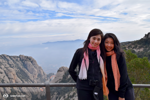 Hoofddanseressen Miranda Zhou-Galati en Daoyong Zheng poseren voor het adembenemende uitzicht op 975 meter hoogte. (foto door Diana Teng)