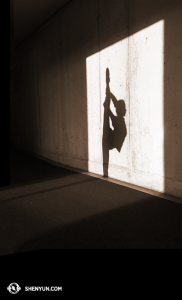 Danseres Cherie Zhou doet een warming-up voor de voorstelling in België. (foto door filmoperateur Annie Li)