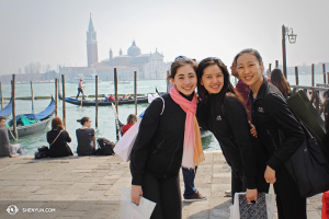 Danseressen (vanaf links) Miranda Zhou-Galati, Diana Teng en Chelsea Cai in Venetië. (foto door Olivia Chang)