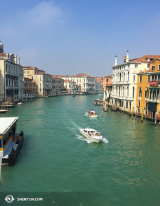 Deze foto is genomen vanaf de Ponte dell’Accademia brug in de wijk Dorsodoro van Venetië. (foto door filmoperateur Annie Li)