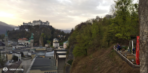 Kun je onze dansers herkennen die van een avond in Salzburg genieten? (foto door filmoperateur Annie Li)