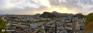 Panoramisch zicht op historisch Salzburg. Het Festpielhaus theater, waar Shen Yun International Company gaat optreden, is het gele gebouw aan de rechterkant. (foto door filmoperateur Annie Li)