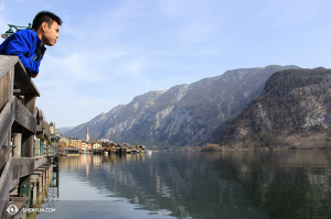Violist Joshua Lin kijkt over Lake Hallstatt. (foto door Seunghuni)