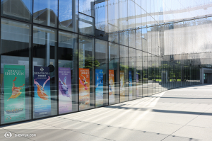 Shen Yun artiesten vonden de McCaw Hall een geweldige zaal en het publiek van Seattle uitzonderlijk warm. (foto door danseres Helen Li)