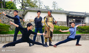Poseren met een samurai voor Nagoya Castle, vanaf links: Jason Pan, Zack Chan, Rubi Zhang, samurai guy, Joe Hang. (foto door danser Ben Chen)