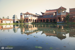 Ondertussen eindigde Shen Yun World Company in Azië haar voorstellingen in Taiwan en ging ze door naar Japan. Dit interessante gebouw is in feite één van de Taiwanese theaters - het Chiayi Performing Arts Center. (foto door danseres Stephanie Guo)