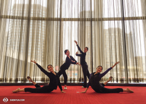 Danseressen poseren in de lobby van de Place Des Arts in Montreal. (foto door filmoperateur Annie Li)