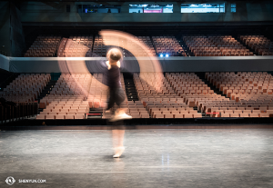 In Azië oefent danseres Daniella Wollensak van Shen Yun World Company haar fan shen techniek.  (foto door danseres Stephanie Guo)