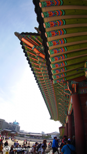Onder de dakranden van Gyeongbokgung Palace. (foto door danser Ben Chen)