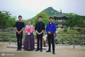 Dansers Patrick Trang, Jason Pan, en Joe Huang in het Hyangwonjeong Paviljoen. (foto door Jun Liang)